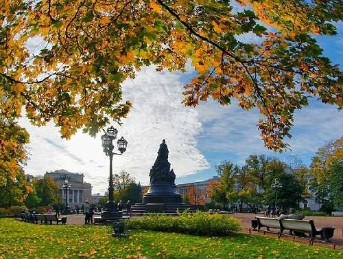 Екатерининский сквер на Невском проспекте - золотя осень